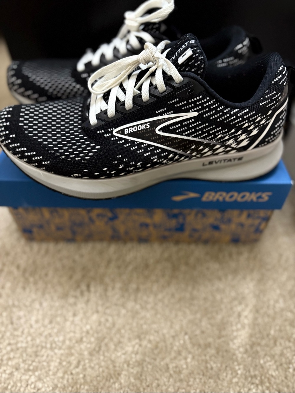 Brooks Levitate Women Running Shoes - Black/White